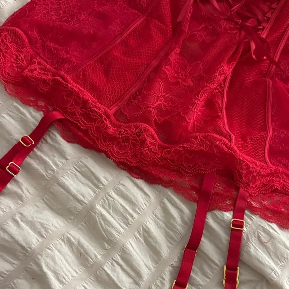 ** Victoria’s Secret ** Elegant Red Lace Lingerie Set adjustable with garter - M - Picture 11 of 13